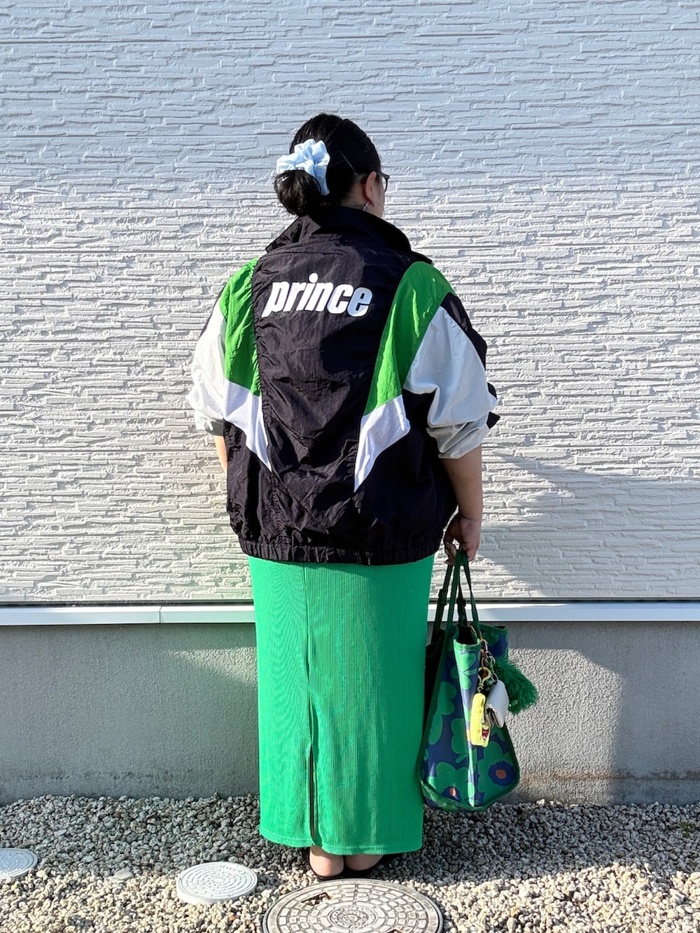 ブルー系のブルゾン、ブルー系のTシャツ/カットソー、ホワイト系のTシャツ/カットソーを着用したレディースの春コーディネートの4枚目の写真