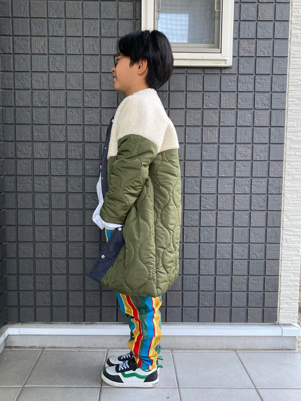「キルティング、キルティングジャケット、スウェット、ロゴスウェット、ストライプパンツ、サルエルパンツ、スニーカー、めがね、男の子、9歳、小学生、ありがとう꒰๑͒ ु•ꇵ͒•`๑͒꒱☁︎」｜「antiquaの先行受注会!期間限定9月16日17時締め切り。売り切れ次第終了。コート ボア×キルティングの異素材使いが断然お洒落。（モッズコート、グリーン系）」を使った、☁︎•ꇵ͒•`s☺︎+sa*॰¨̮さん（キッズ・130cm）の冬コーディネートの2枚目の写真