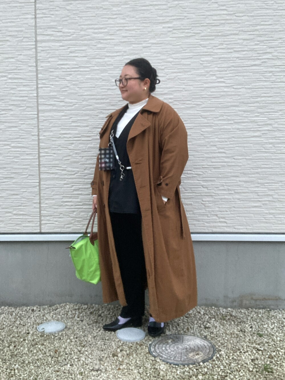 「ベスト、テーパードパンツ、セットアップ、ハイネック、パンプス、トートバッグ、LONGCHAMP、メガネ女子、ママコーデ、ぽっちゃり、デブママですがなにか？、プラスサイズ、ありがとう꒰๑͒ ु•ꇵ͒•`๑͒꒱☁︎」｜「MEDE19FのＭＥＤＥ１９Ｆ　古着屋で見つけたようなオーバーサイズトレンチコート（トレンチコート、ブラウン系）」を使った、☁︎•ꇵ͒•`s☺︎+sa*॰¨̮さん（レディース・155cm）の秋コーディネートの2枚目の写真