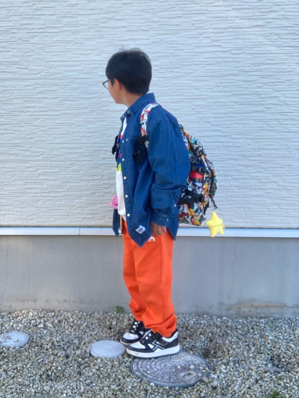 ブルー系のシャツ/ブラウス、ホワイト系のTシャツ/カットソー、オレンジ系のその他パンツを着用したキッズの冬コーディネートの2枚目の写真