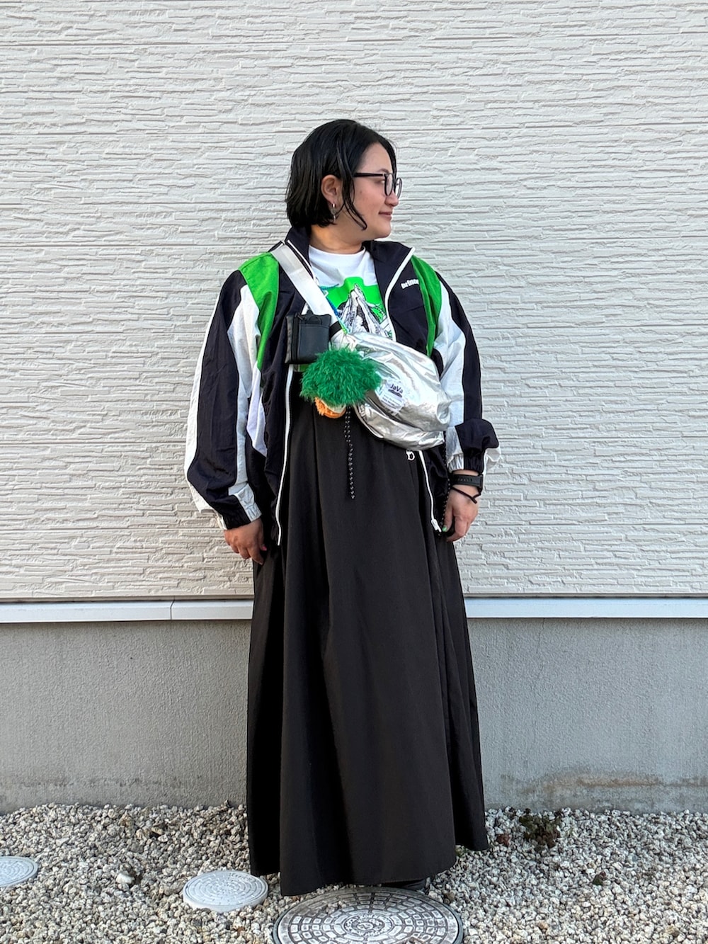 ブラック系のワンピース、ブルー系のブルゾン、ホワイト系のTシャツ/カットソーを着用したレディースの冬コーディネートの5枚目の写真