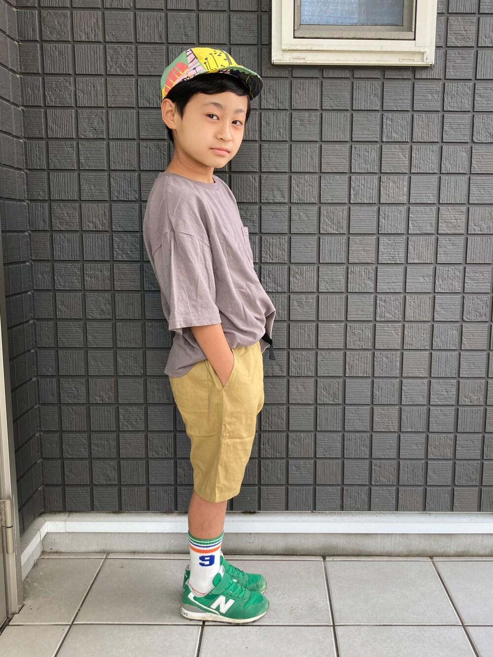 グレー系のTシャツ/カットソー、ベージュ系のその他パンツ、グリーン系のスニーカーを着用したキッズの春コーディネートの3枚目の写真