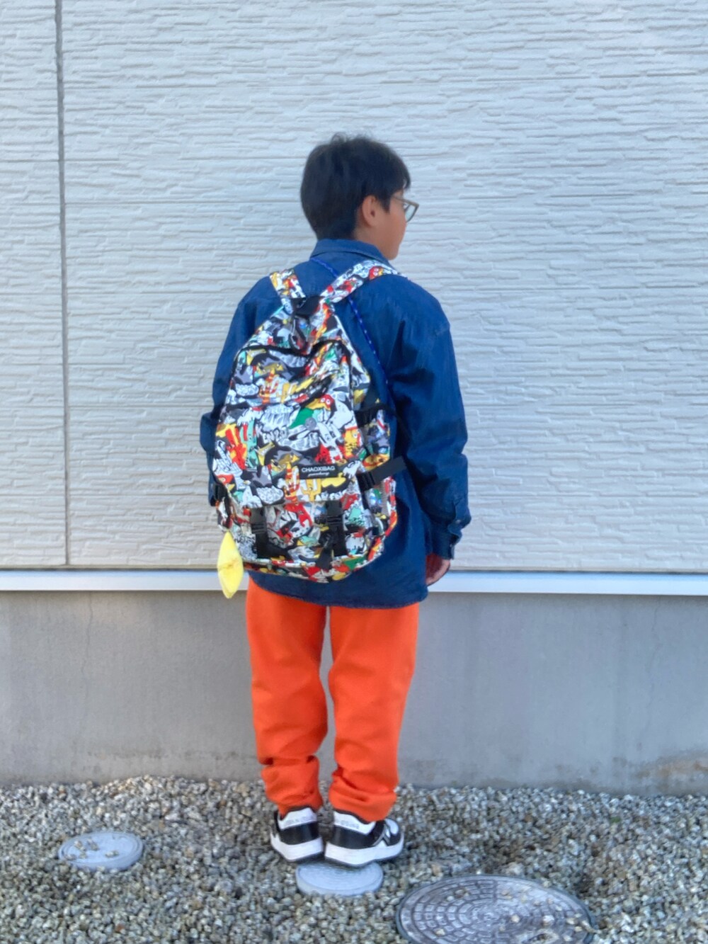 ブルー系のシャツ/ブラウス、ホワイト系のTシャツ/カットソー、オレンジ系のその他パンツを着用したキッズの冬コーディネートの5枚目の写真