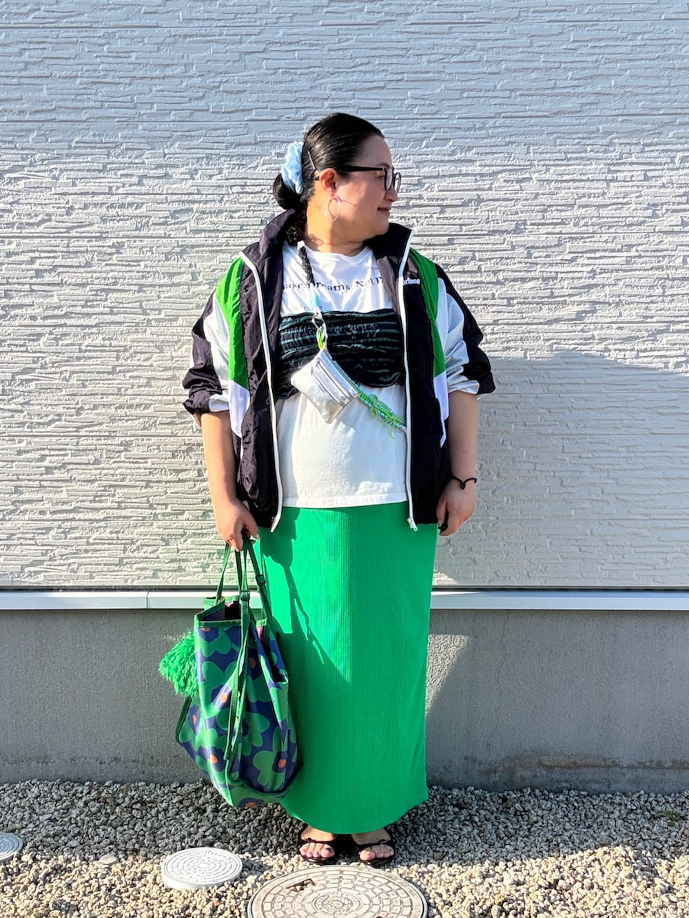 ブルー系のブルゾン、ブルー系のTシャツ/カットソー、ホワイト系のTシャツ/カットソーを着用したレディースの春コーディネートの5枚目の写真