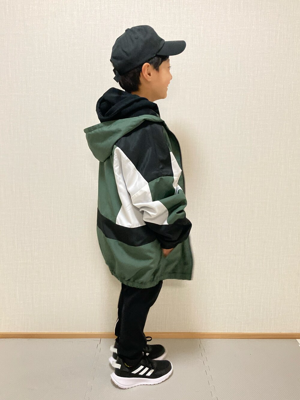 「マウンテンパーカー、マイクラ、パーカー、スウェットパンツ、adidas、スニーカー、キャップ、ビッグシルエット、グリーン、男の子、小学生、7歳、ありがとう꒰๑͒ •ꇵ͒•`๑͒꒱☁︎」｜「Birthdayのウインドブレーカー☁︎130/140cm（マウンテンパーカー、グリーン系）」を使った、☁︎•ꇵ͒•`s☺︎+sa*॰¨̮さん（キッズ・120cm）の冬コーディネートの3枚目の写真
