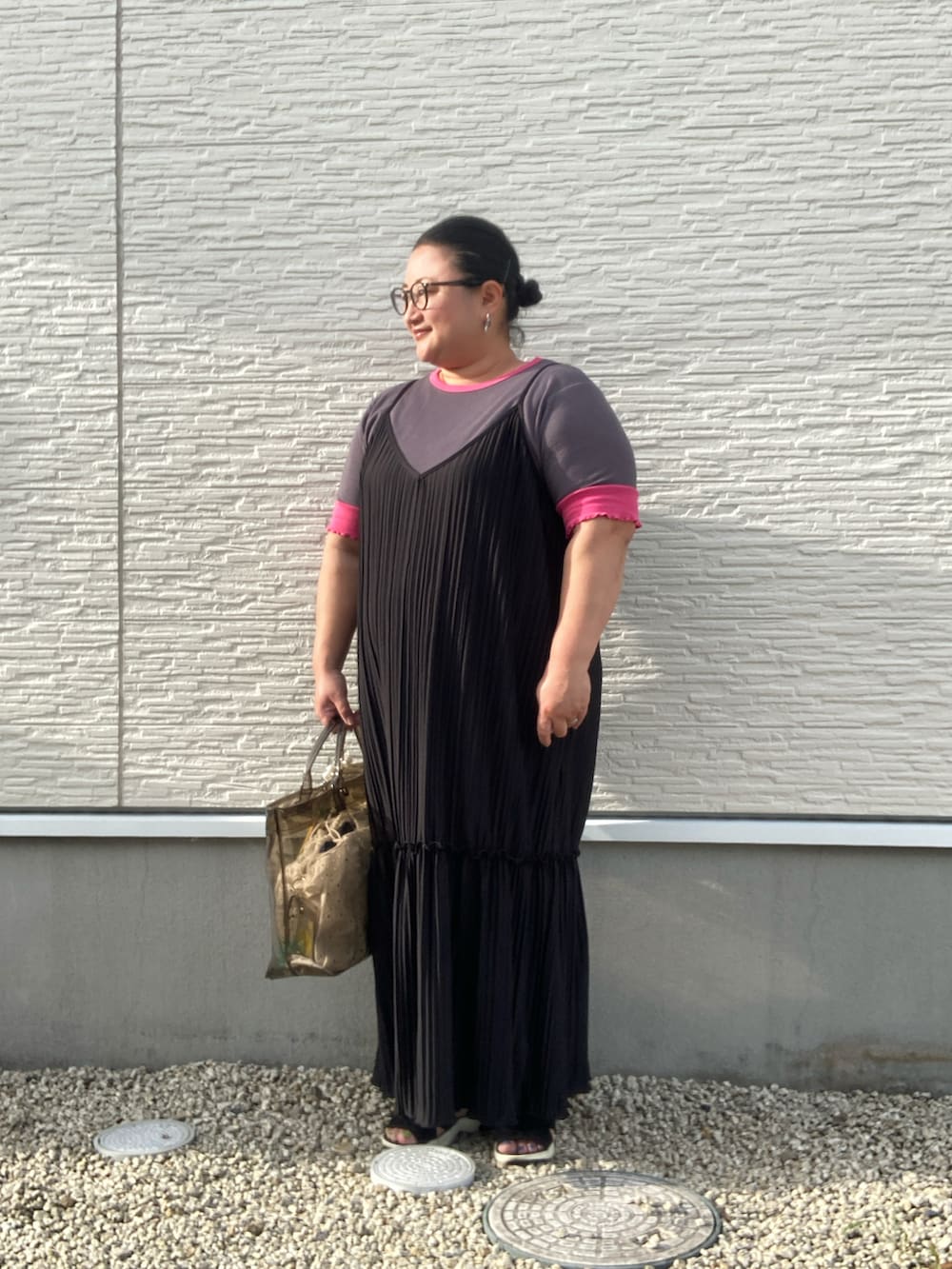 ブラック系のサンダル、グレー系のTシャツ/カットソー、ブラック系のワンピースを着用したレディースの夏コーディネートの2枚目の写真