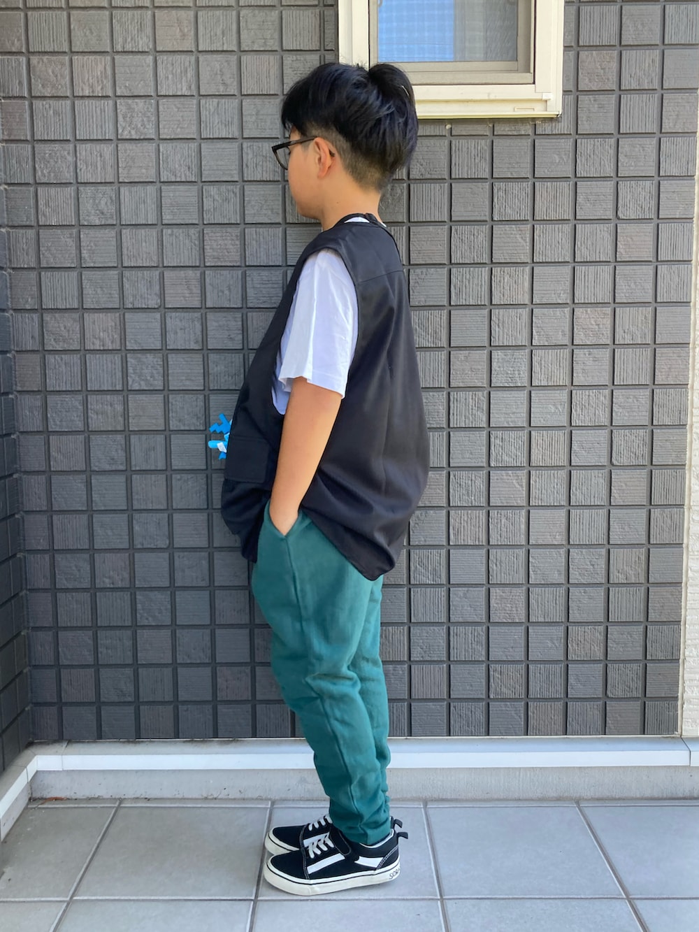 「秋服まるっと大公開、Tシャツ、ベスト、スウェットパンツ、サルエルパンツ、スニーカー、ショルダーバッグ、ポシェット、めがね、男の子、9歳、小学生、ありがとう꒰๑͒ ु•ꇵ͒•`๑͒꒱☁︎」｜「GLAZOSのポリツイルフィッシャーマンベスト（ベスト、ブラック系）」を使った、☁︎•ꇵ͒•`s☺︎+sa*॰¨̮さん（キッズ・130cm）の秋コーディネートの2枚目の写真