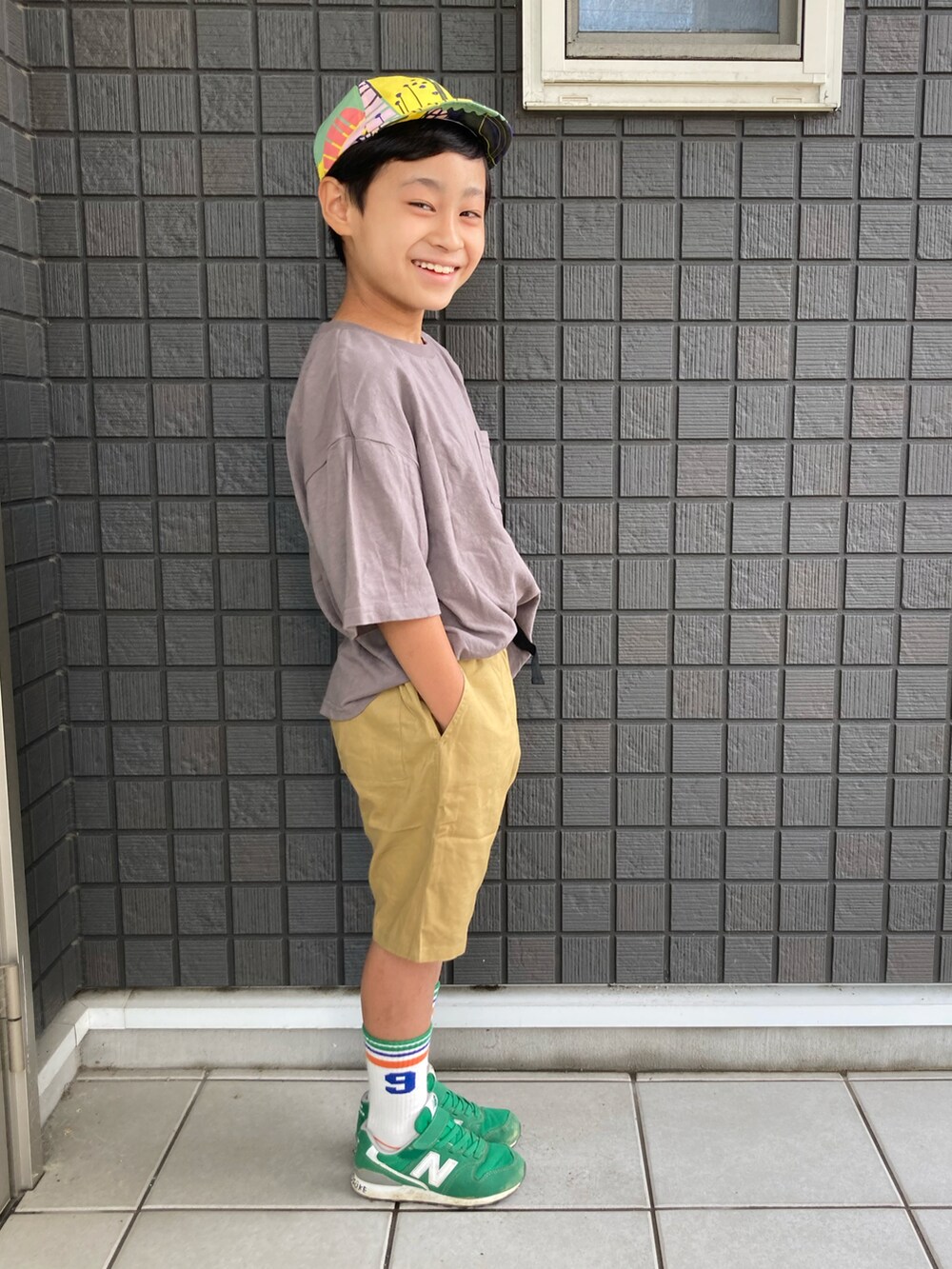 グレー系のTシャツ/カットソー、ベージュ系のその他パンツ、グリーン系のスニーカーを着用したキッズの春コーディネートの2枚目の写真