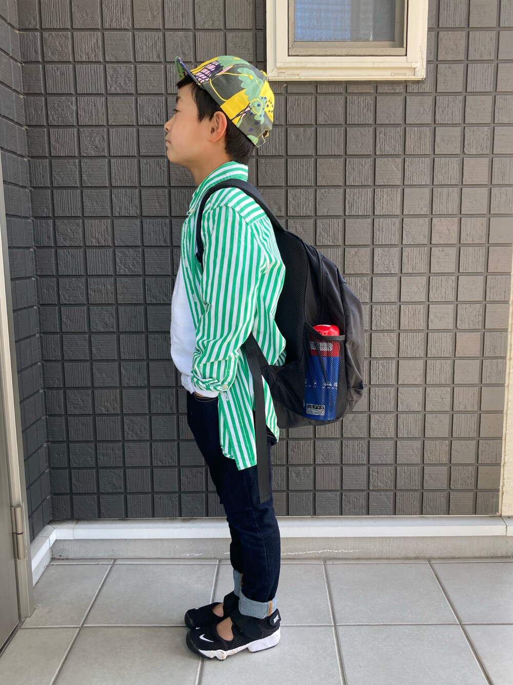 グリーン系のシャツ/ブラウス、ホワイト系のTシャツ/カットソー、ブルー系のデニムパンツを着用したキッズの春コーディネートの3枚目の写真