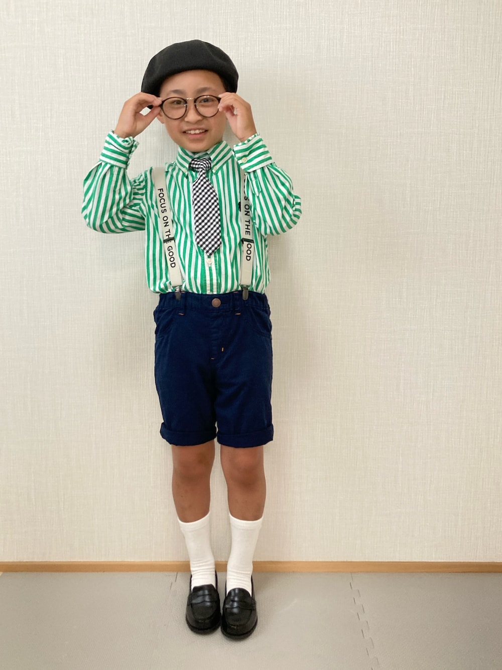 グリーン系のシャツ/ブラウス、ブルー系のその他パンツ、ブラック系のローファーを着用したキッズの春コーディネートの3枚目の写真