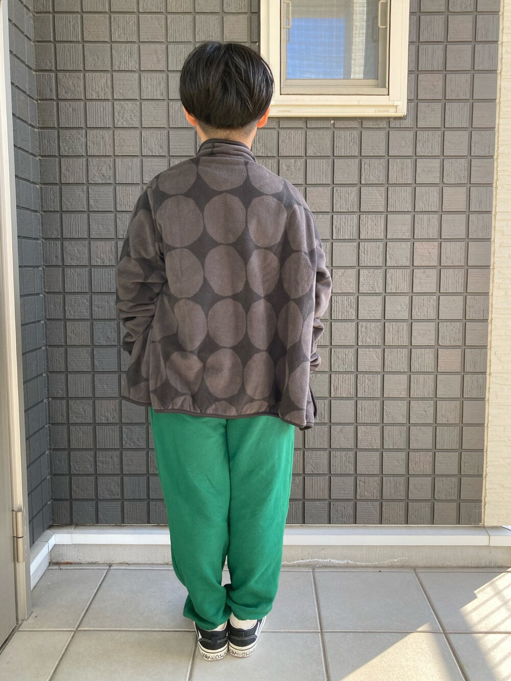 「冬を彩る色いろコーデ、フリース、ドット、スウェットパンツ、スウェット、カレッジロゴ、スニーカー、ショルダーバッグ、めがね、男の子、小学生、9歳、ありがとう꒰๑͒ ु•ꇵ͒•`๑͒꒱☁︎」｜「UNIQLOのgirlsフリースジャケット☁︎160cm（その他アウター、ブラック系）」を使った、☁︎•ꇵ͒•`s☺︎+sa*॰¨̮さん（キッズ・132cm）の冬コーディネートの5枚目の写真