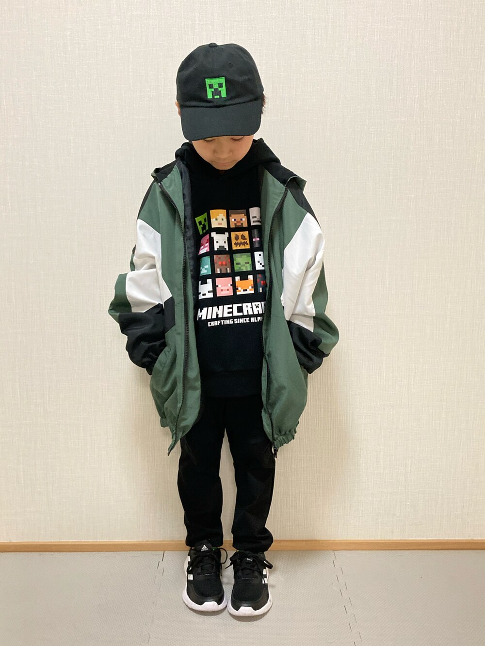 「マウンテンパーカー、マイクラ、パーカー、スウェットパンツ、adidas、スニーカー、キャップ、ビッグシルエット、グリーン、男の子、小学生、7歳、ありがとう꒰๑͒ •ꇵ͒•`๑͒꒱☁︎」｜「Birthdayのウインドブレーカー☁︎130/140cm（マウンテンパーカー、グリーン系）」を使った、☁︎•ꇵ͒•`s☺︎+sa*॰¨̮さん（キッズ・120cm）の冬コーディネートの4枚目の写真