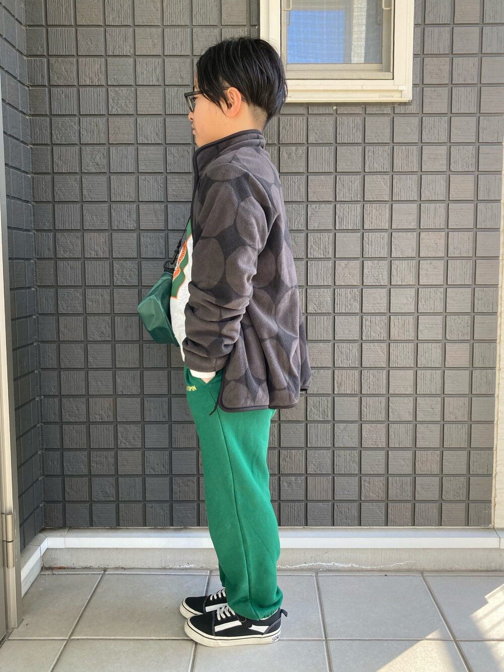 「冬を彩る色いろコーデ、フリース、ドット、スウェットパンツ、スウェット、カレッジロゴ、スニーカー、ショルダーバッグ、めがね、男の子、小学生、9歳、ありがとう꒰๑͒ ु•ꇵ͒•`๑͒꒱☁︎」｜「UNIQLOのgirlsフリースジャケット☁︎160cm（その他アウター、ブラック系）」を使った、☁︎•ꇵ͒•`s☺︎+sa*॰¨̮さん（キッズ・132cm）の冬コーディネートの2枚目の写真