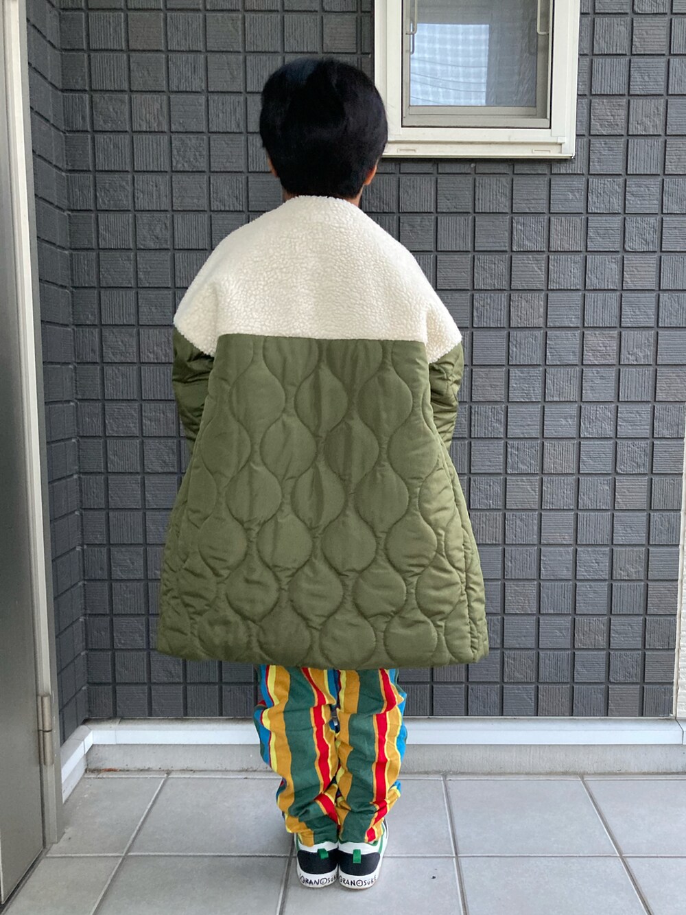 「キルティング、キルティングジャケット、スウェット、ロゴスウェット、ストライプパンツ、サルエルパンツ、スニーカー、めがね、男の子、9歳、小学生、ありがとう꒰๑͒ ु•ꇵ͒•`๑͒꒱☁︎」｜「antiquaの先行受注会!期間限定9月16日17時締め切り。売り切れ次第終了。コート ボア×キルティングの異素材使いが断然お洒落。（モッズコート、グリーン系）」を使った、☁︎•ꇵ͒•`s☺︎+sa*॰¨̮さん（キッズ・130cm）の冬コーディネートの5枚目の写真
