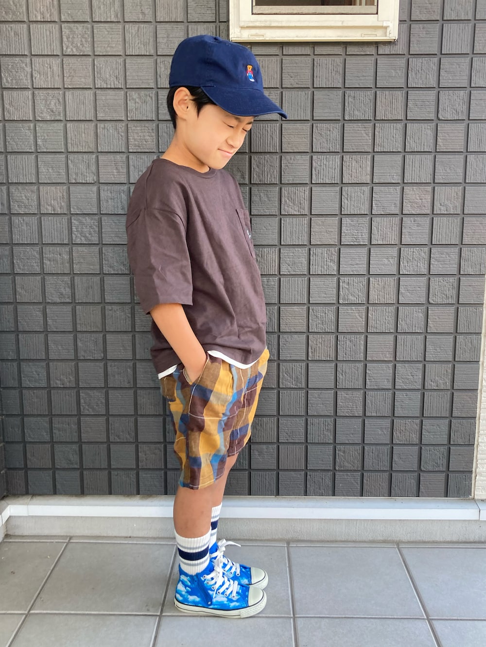 ブラウン系のTシャツ/カットソー、ブラウン系のその他パンツ、ブルー系のスニーカーを着用したキッズの夏コーディネートの4枚目の写真