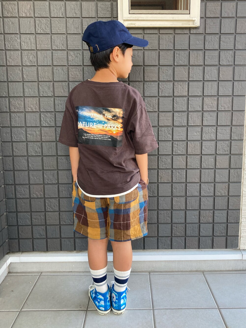 ブラウン系のTシャツ/カットソー、ブラウン系のその他パンツ、ブルー系のスニーカーを着用したキッズの夏コーディネートの5枚目の写真