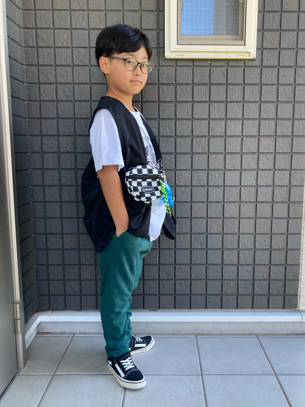 「秋服まるっと大公開、Tシャツ、ベスト、スウェットパンツ、サルエルパンツ、スニーカー、ショルダーバッグ、ポシェット、めがね、男の子、9歳、小学生、ありがとう꒰๑͒ ु•ꇵ͒•`๑͒꒱☁︎」｜「GLAZOSのポリツイルフィッシャーマンベスト（ベスト、ブラック系）」を使った、☁︎•ꇵ͒•`s☺︎+sa*॰¨̮さん（キッズ・130cm）の秋コーディネートの4枚目の写真
