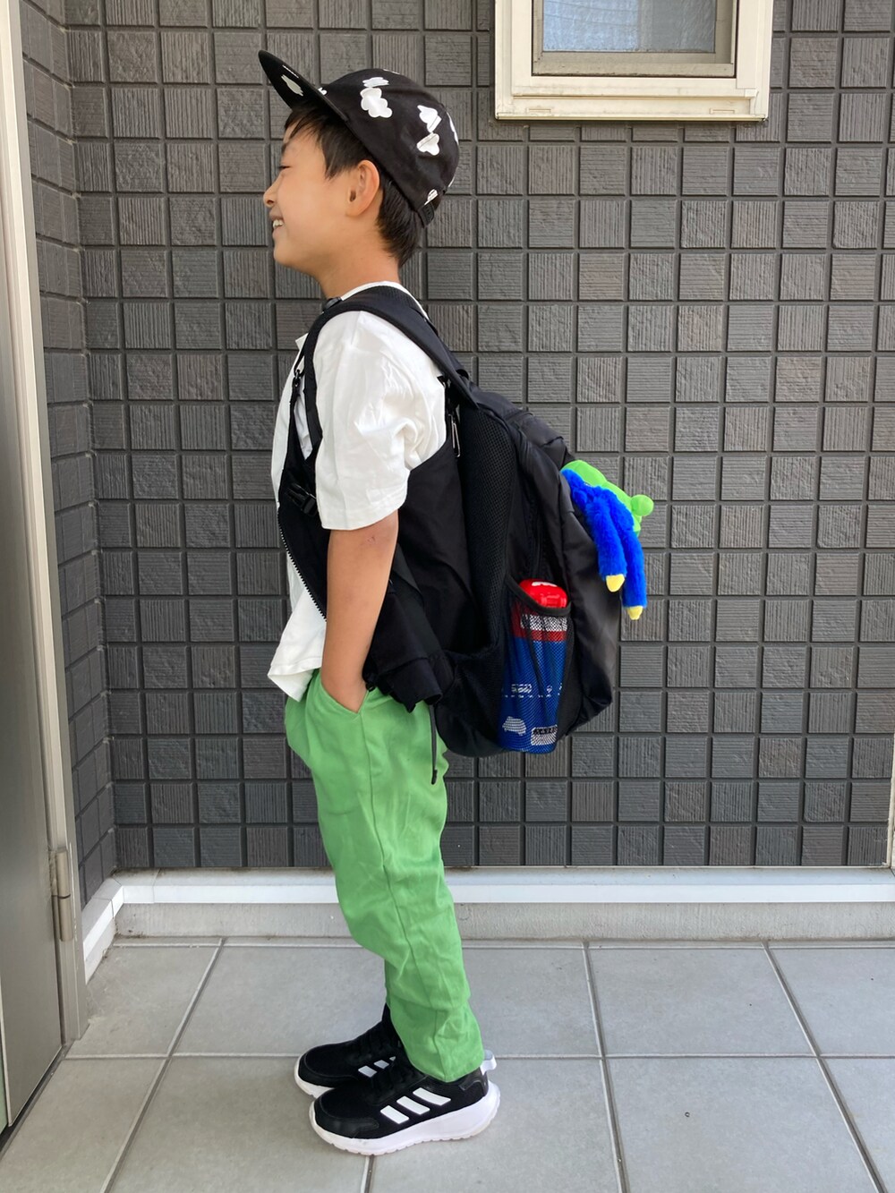 ホワイト系のTシャツ/カットソー、ブラック系のベスト、グリーン系のその他パンツを着用したキッズの春コーディネートの2枚目の写真