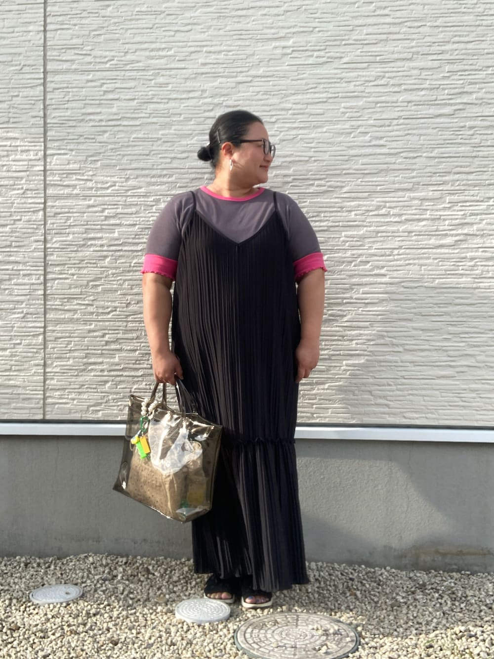 ブラック系のサンダル、グレー系のTシャツ/カットソー、ブラック系のワンピースを着用したレディースの夏コーディネートの5枚目の写真