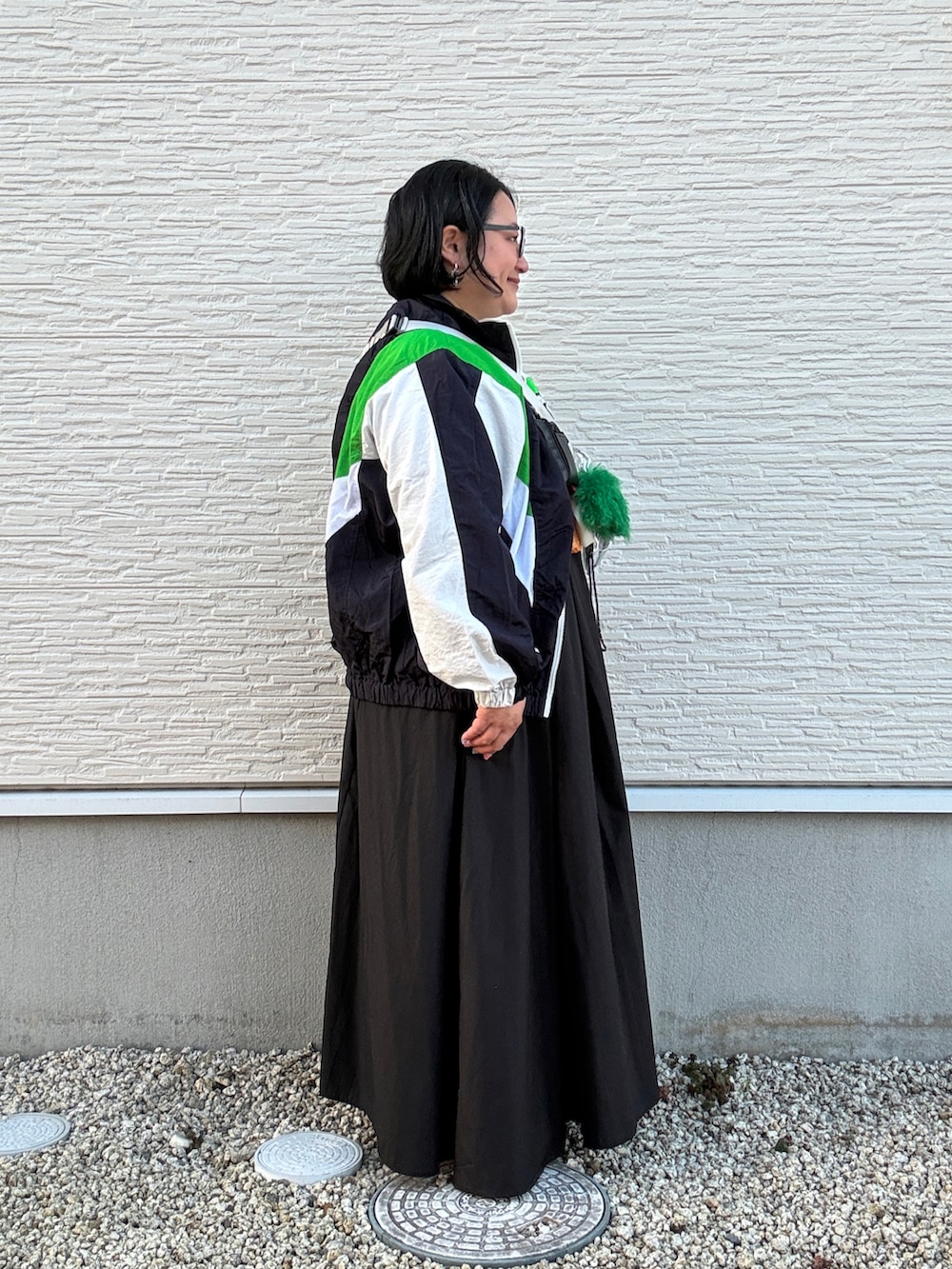 ブラック系のワンピース、ブルー系のブルゾン、ホワイト系のTシャツ/カットソーを着用したレディースの冬コーディネートの3枚目の写真