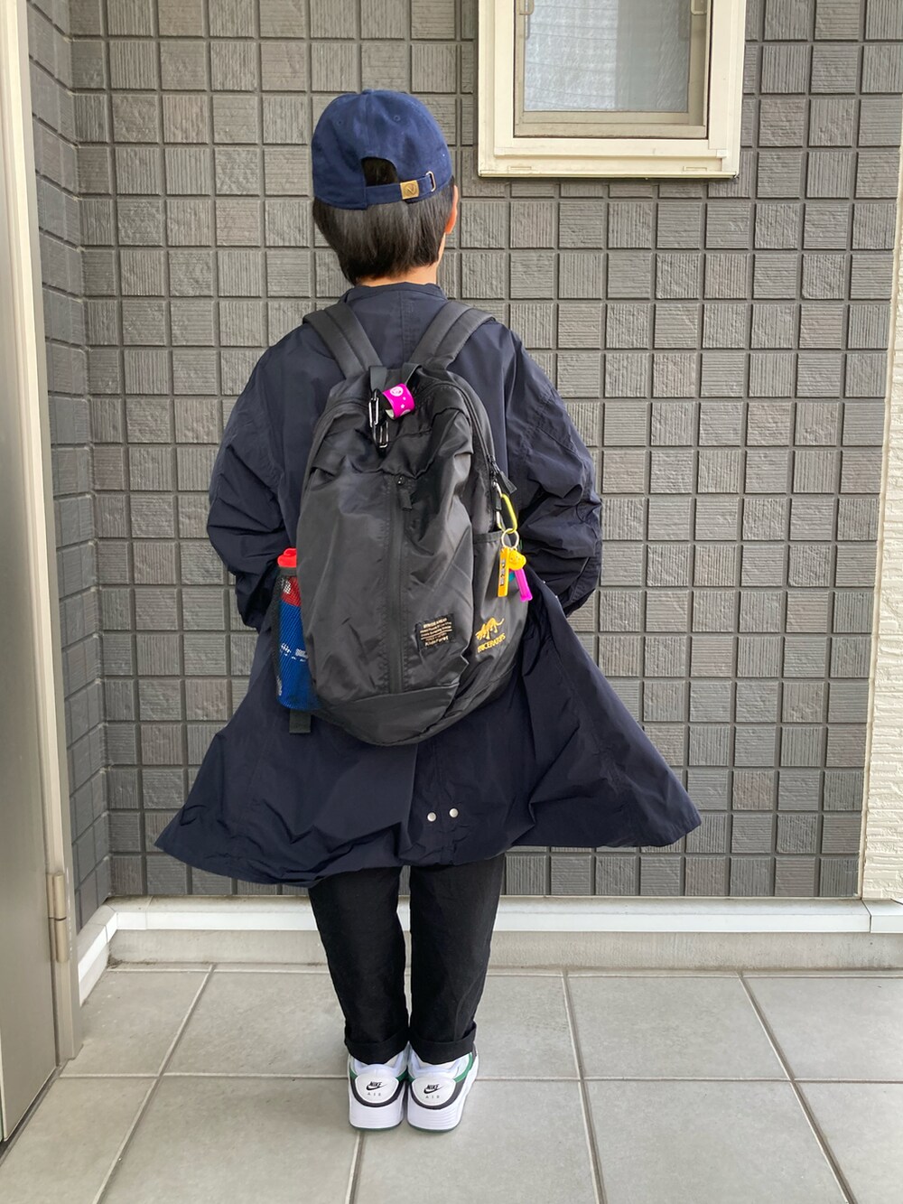 ブルー系のモッズコート、ブルー系のTシャツ/カットソー、ブラック系のその他パンツを着用したキッズの春コーディネートの5枚目の写真