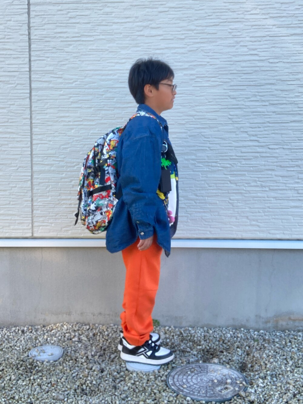 ブルー系のシャツ/ブラウス、ホワイト系のTシャツ/カットソー、オレンジ系のその他パンツを着用したキッズの冬コーディネートの3枚目の写真