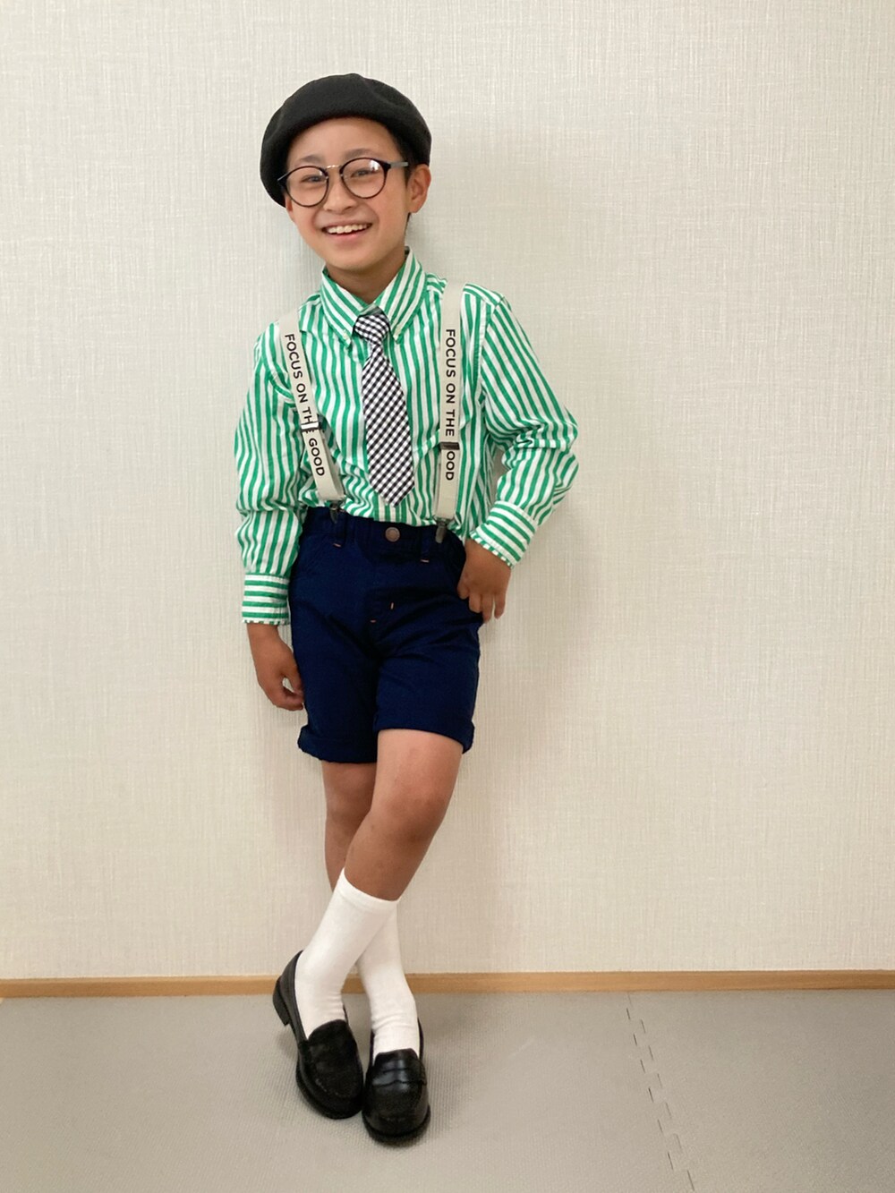 グリーン系のシャツ/ブラウス、ブルー系のその他パンツ、ブラック系のローファーを着用したキッズの春コーディネートの4枚目の写真