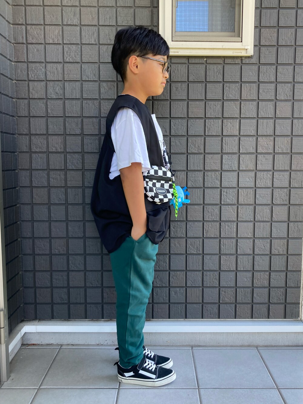 「秋服まるっと大公開、Tシャツ、ベスト、スウェットパンツ、サルエルパンツ、スニーカー、ショルダーバッグ、ポシェット、めがね、男の子、9歳、小学生、ありがとう꒰๑͒ ु•ꇵ͒•`๑͒꒱☁︎」｜「GLAZOSのポリツイルフィッシャーマンベスト（ベスト、ブラック系）」を使った、☁︎•ꇵ͒•`s☺︎+sa*॰¨̮さん（キッズ・130cm）の秋コーディネートの3枚目の写真