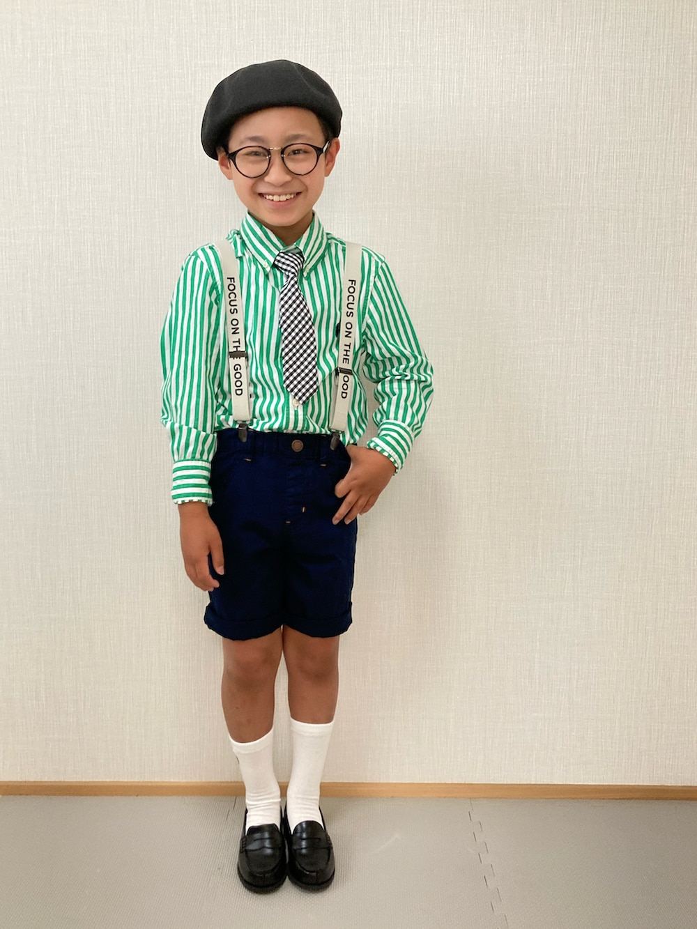 グリーン系のシャツ/ブラウス、ブルー系のその他パンツ、ブラック系のローファーを着用したキッズの春コーディネートの2枚目の写真