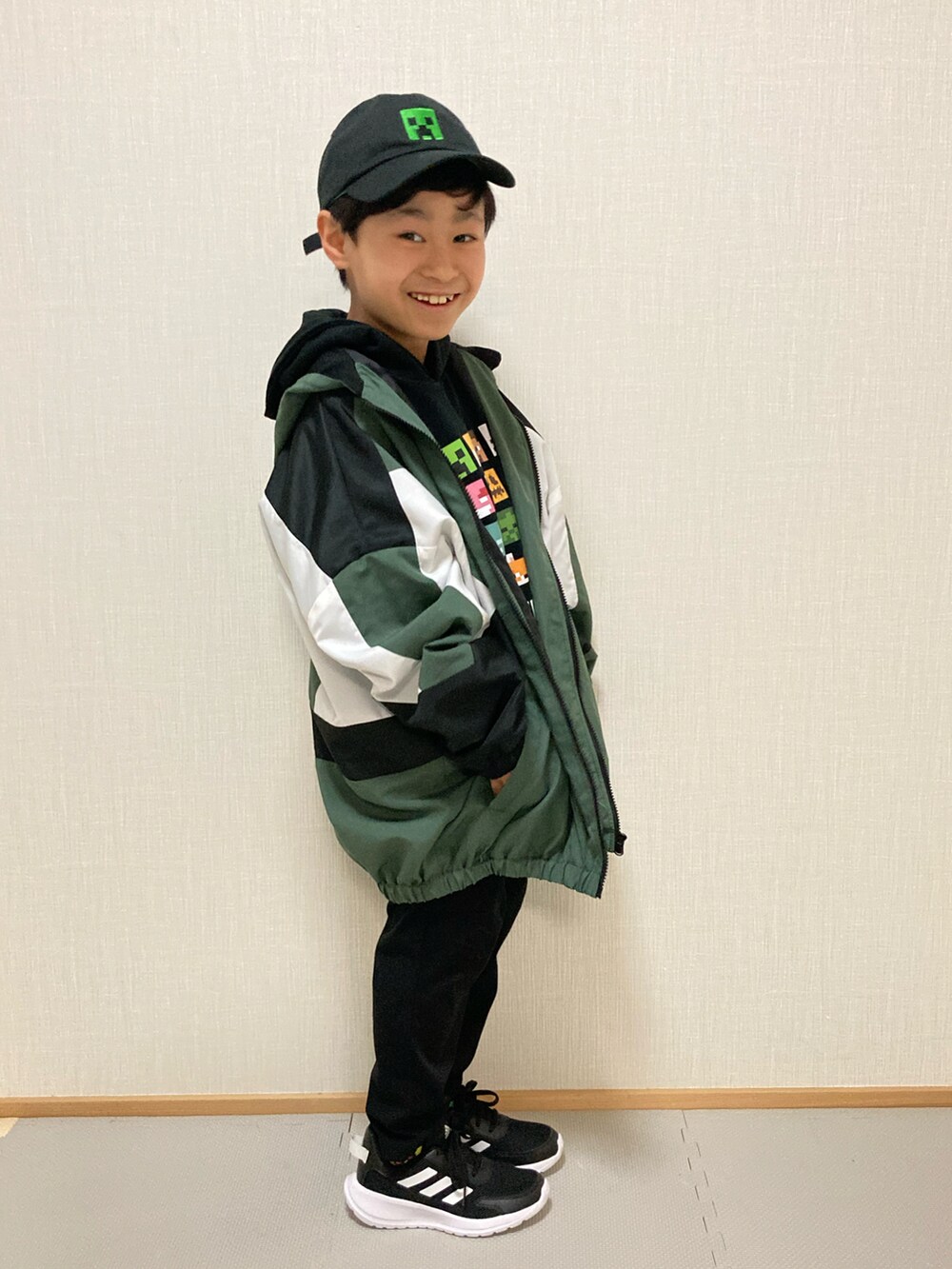 「マウンテンパーカー、マイクラ、パーカー、スウェットパンツ、adidas、スニーカー、キャップ、ビッグシルエット、グリーン、男の子、小学生、7歳、ありがとう꒰๑͒ •ꇵ͒•`๑͒꒱☁︎」｜「Birthdayのウインドブレーカー☁︎130/140cm（マウンテンパーカー、グリーン系）」を使った、☁︎•ꇵ͒•`s☺︎+sa*॰¨̮さん（キッズ・120cm）の冬コーディネートの2枚目の写真