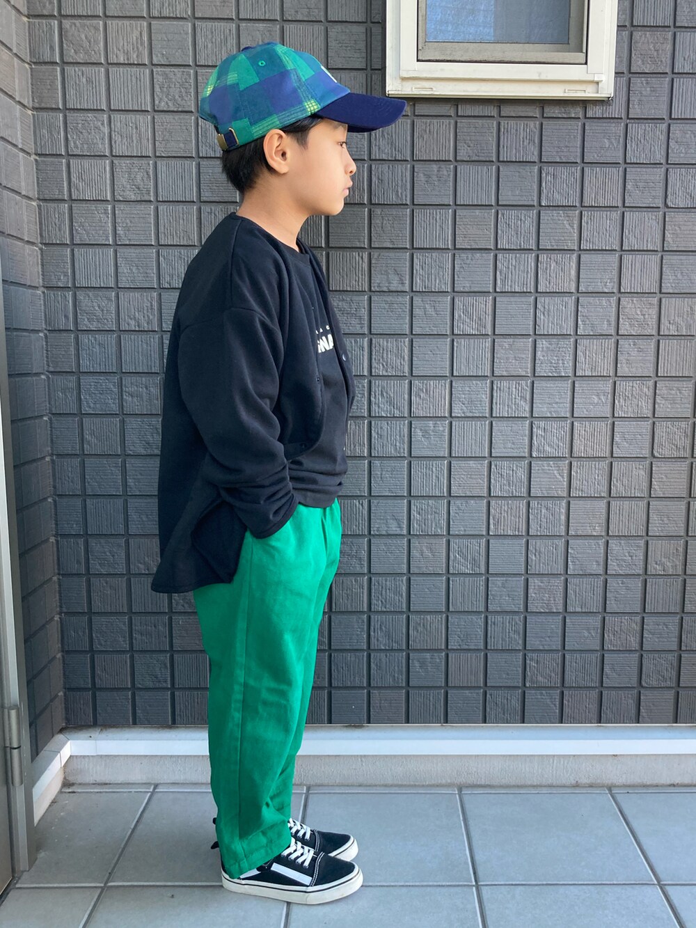 ブラック系のカーディガン/ボレロ、ブラック系のTシャツ/カットソー、グリーン系のその他パンツを着用したキッズの秋コーディネートの3枚目の写真