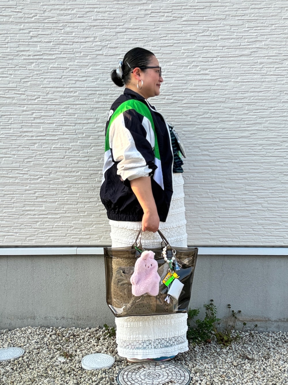 ブルー系のブルゾン、ブルー系のTシャツ/カットソー、ブルー系のスニーカーを着用したレディースの春コーディネートの3枚目の写真