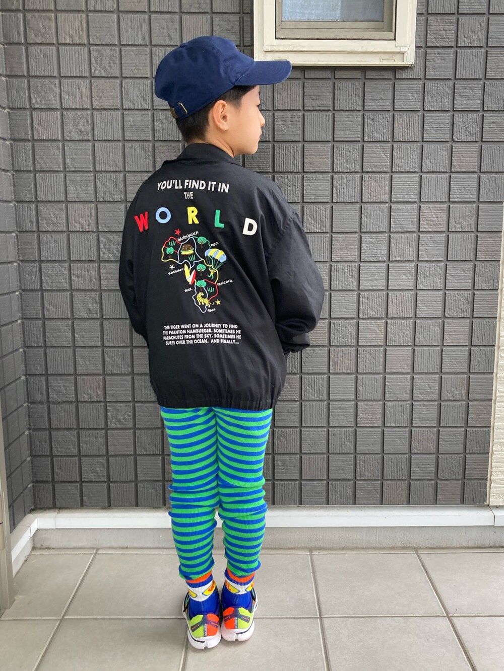 グレー系のTシャツ/カットソー、グリーン系のタンクトップ、ブラック系のスニーカーを着用したキッズの春コーディネートの5枚目の写真