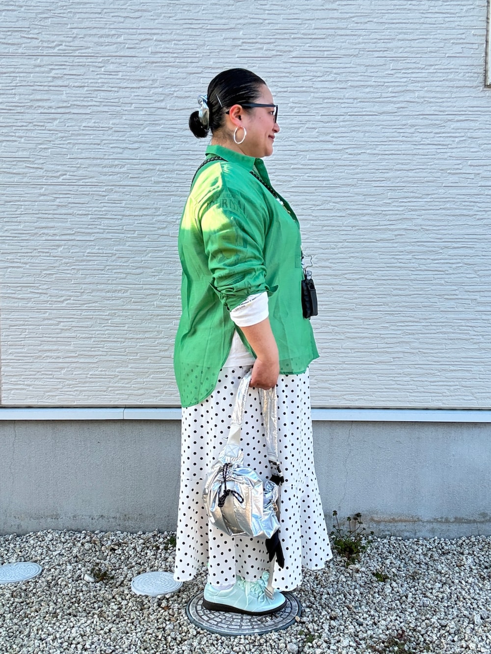 グリーン系のシャツ/ブラウス、ホワイト系のTシャツ/カットソー、シルバー系のショルダーバッグを着用したレディースの春コーディネートの3枚目の写真