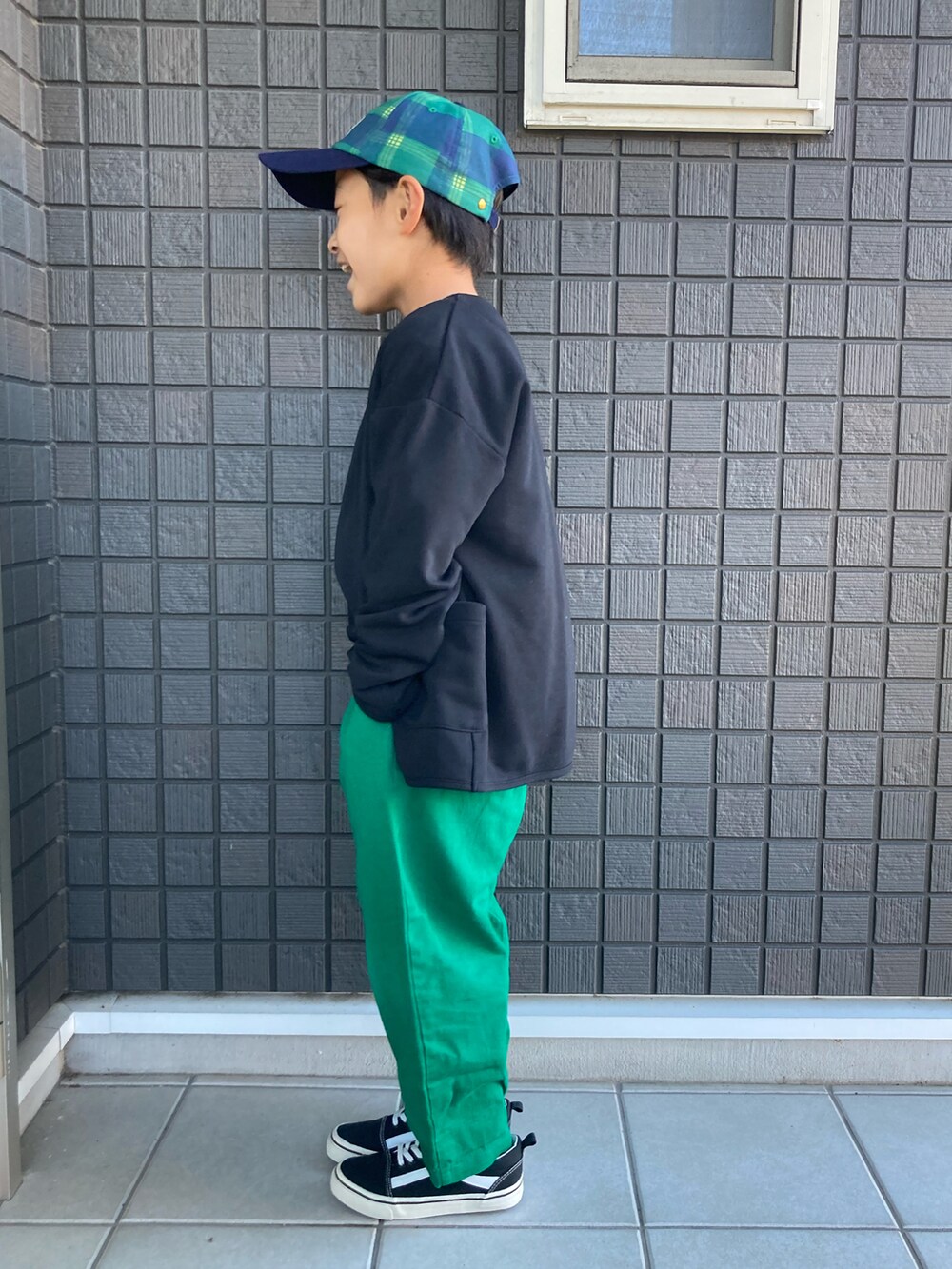 ブラック系のカーディガン/ボレロ、ブラック系のTシャツ/カットソー、グリーン系のその他パンツを着用したキッズの秋コーディネートの2枚目の写真