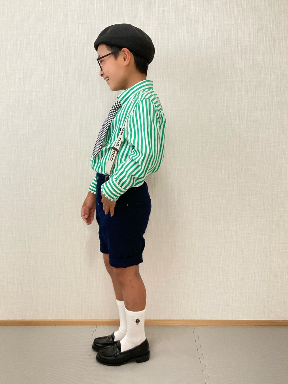 グリーン系のシャツ/ブラウス、ブルー系のその他パンツ、ブラック系のローファーを着用したキッズの春コーディネートの5枚目の写真