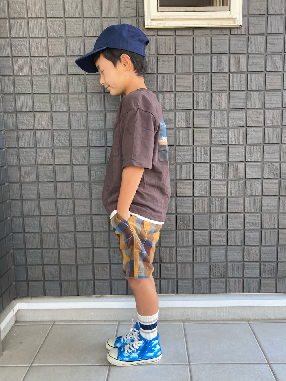 ブラウン系のTシャツ/カットソー、ブラウン系のその他パンツ、ブルー系のスニーカーを着用したキッズの夏コーディネートの2枚目の写真