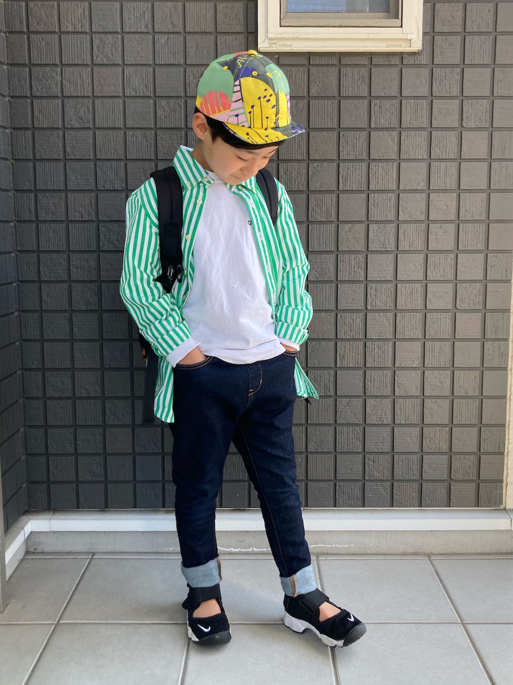 グリーン系のシャツ/ブラウス、ホワイト系のTシャツ/カットソー、ブルー系のデニムパンツを着用したキッズの春コーディネートの4枚目の写真