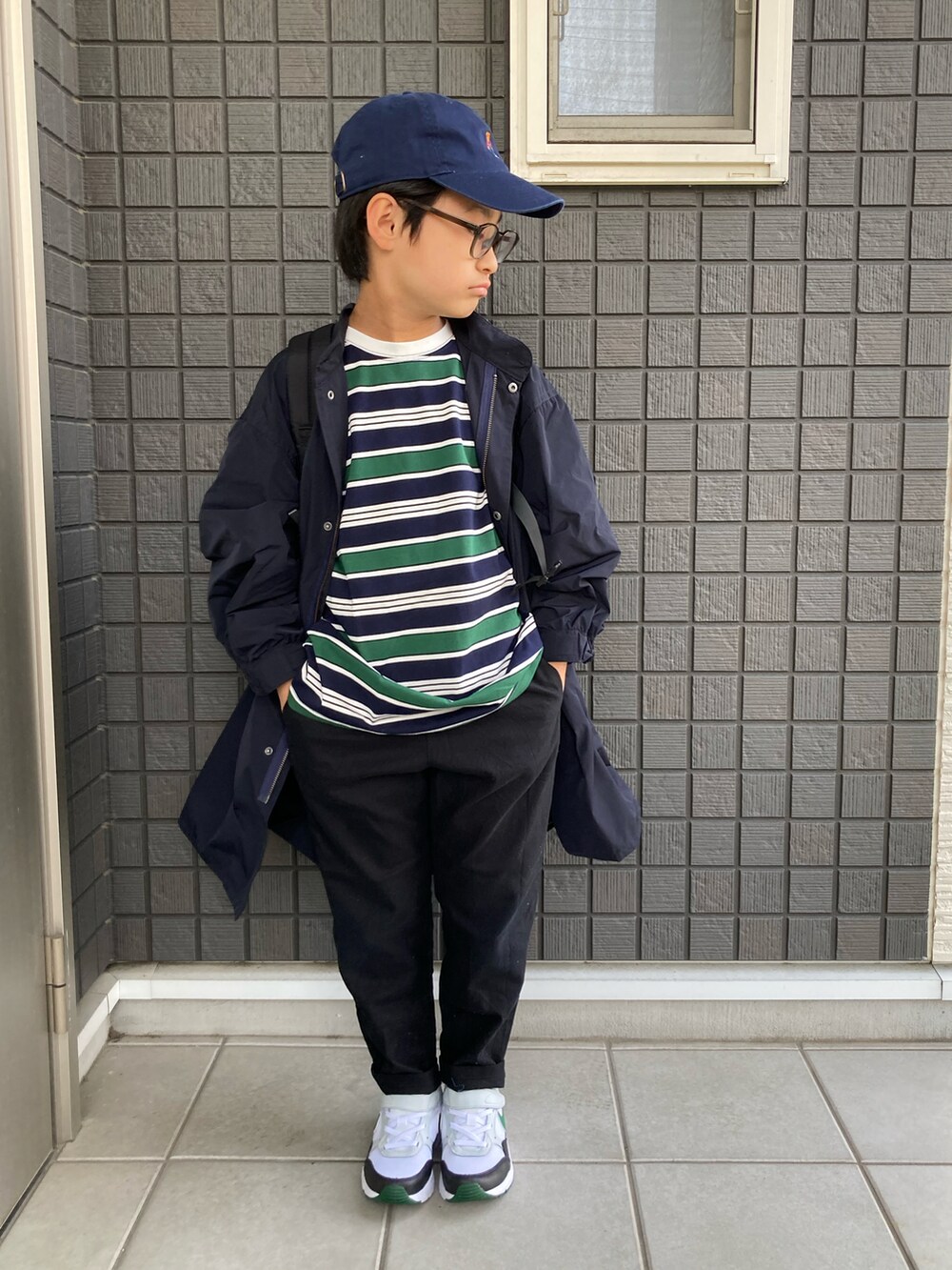 ブルー系のモッズコート、ブルー系のTシャツ/カットソー、ブラック系のその他パンツを着用したキッズの春コーディネートの4枚目の写真