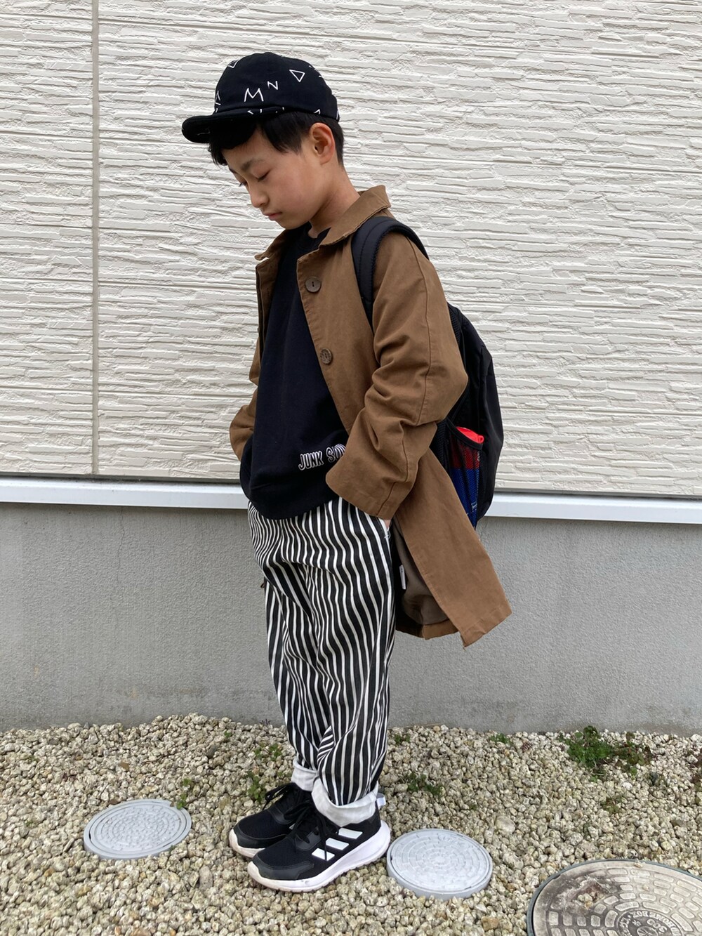 「チョコ色に染まれ、ステンカラーコート、ブラウン、スウェット、トムとジェリー、ストライプ、シェフパンツ、adidas、キャップ、リュック、7歳、小学生、男の子、ありがとう꒰๑͒ •ꇵ͒•`๑͒꒱☁︎」｜「DYH海外子供用品のブラウンコート☁︎140cm（ステンカラーコート、ブラウン系）」を使った、☁︎•ꇵ͒•`s☺︎+sa*॰¨̮さん（キッズ・121cm）の冬コーディネートの2枚目の写真