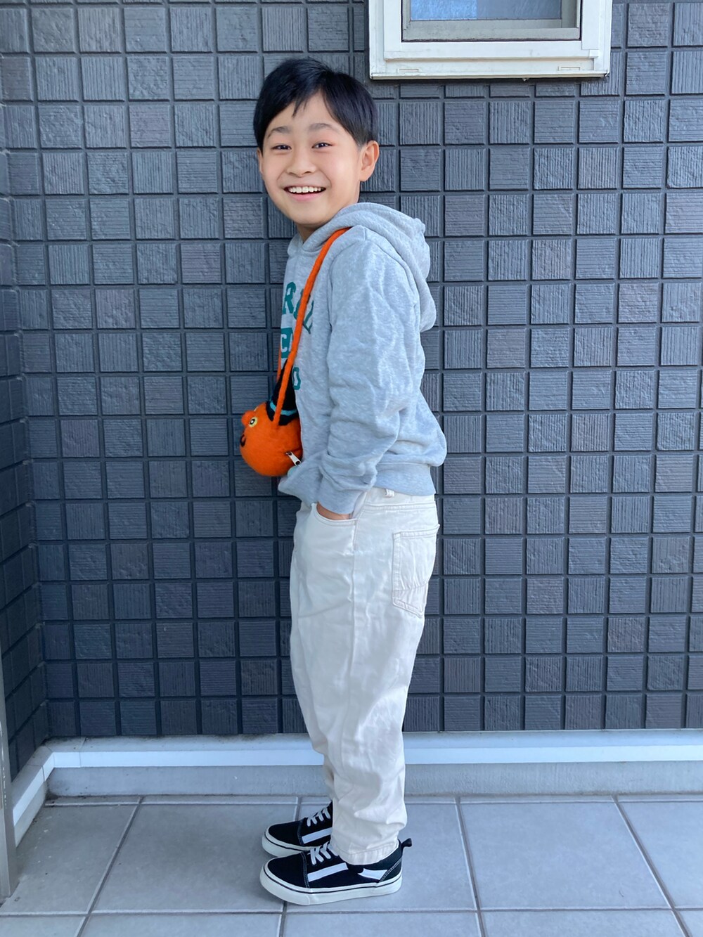 その他のパーカー、ホワイト系のデニムパンツ、ブラック系のスニーカーを着用したキッズの秋コーディネートの3枚目の写真