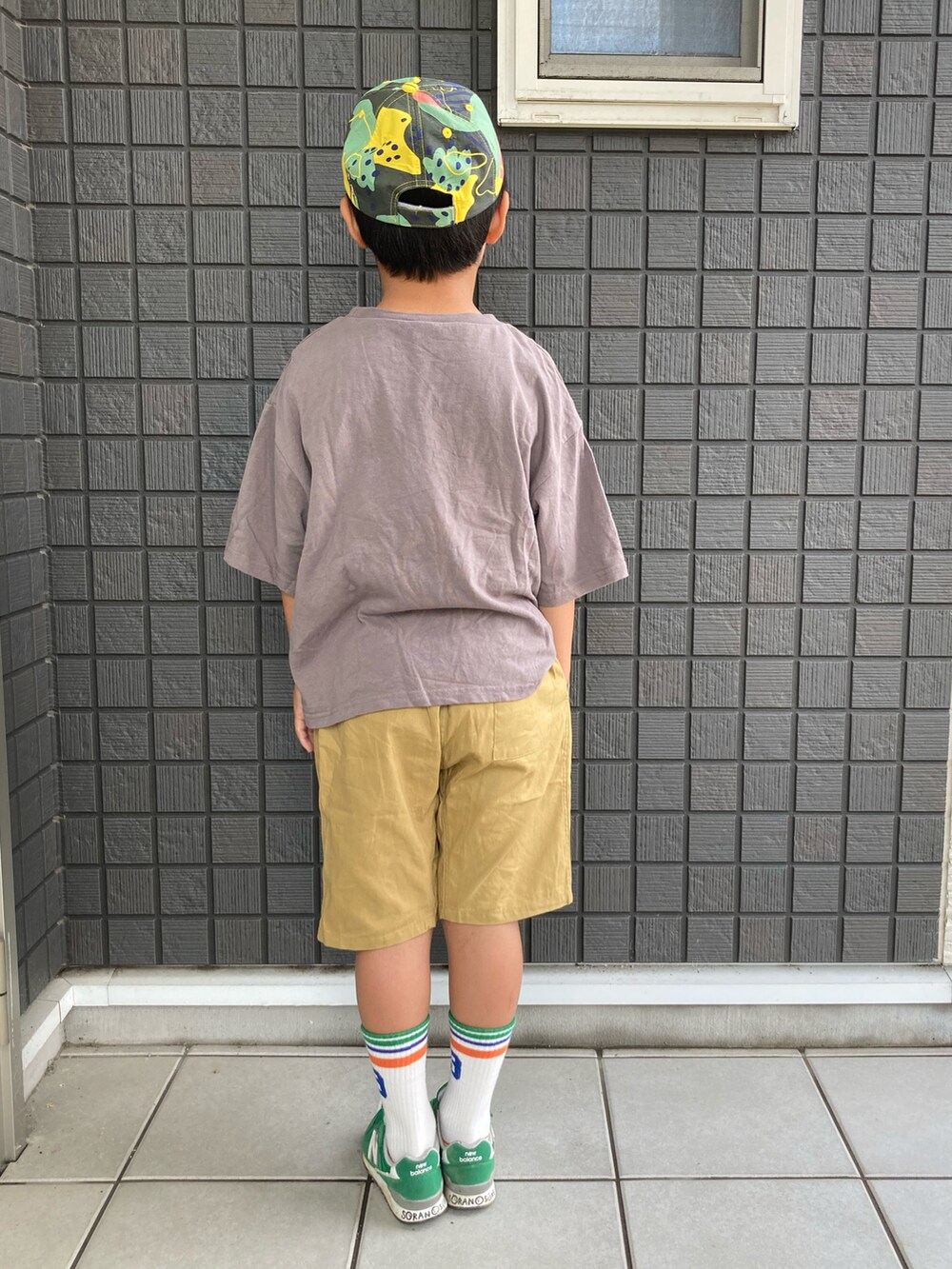 グレー系のTシャツ/カットソー、ベージュ系のその他パンツ、グリーン系のスニーカーを着用したキッズの春コーディネートの5枚目の写真