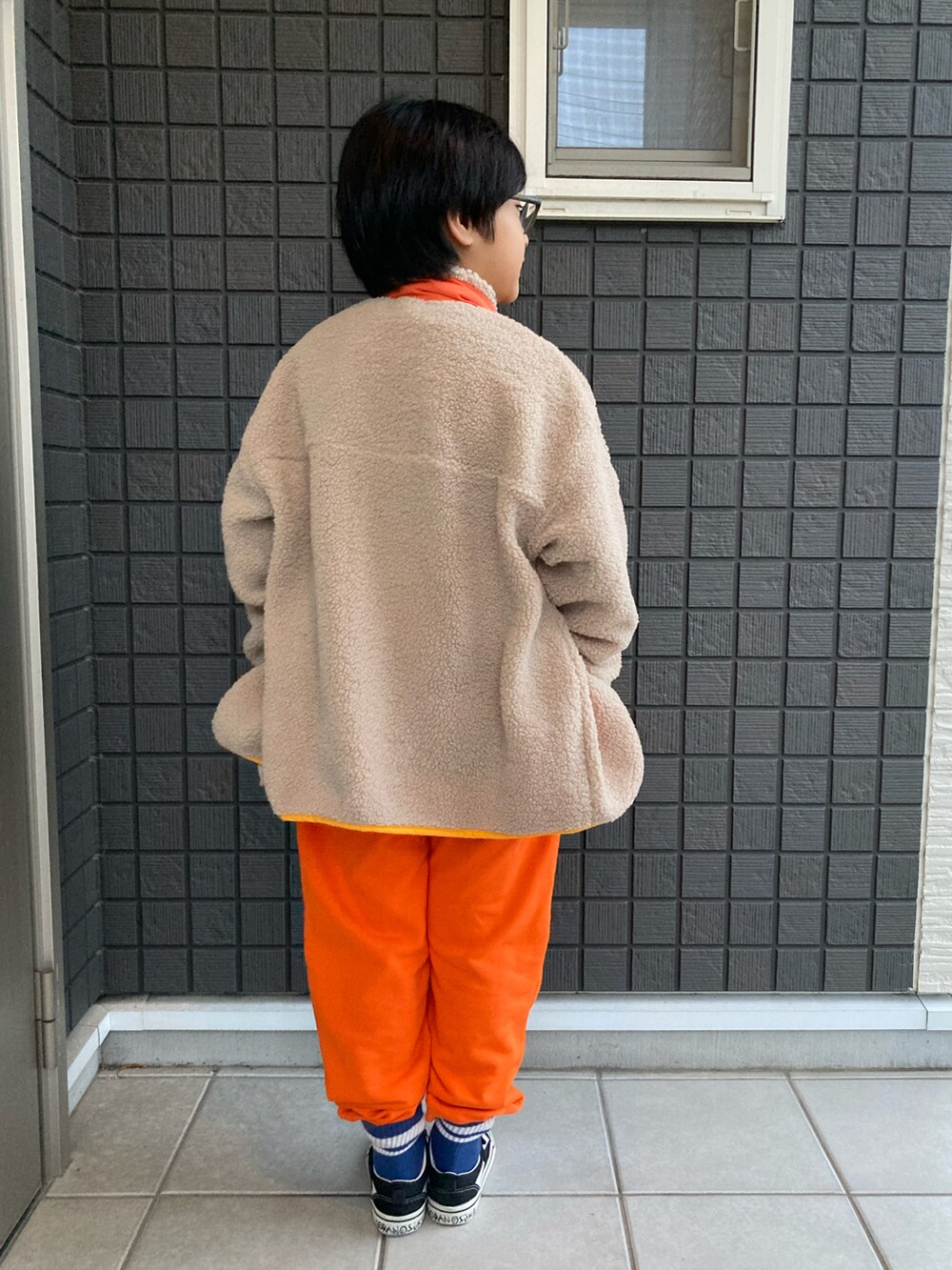 「ボア、ボアジャケット、スウェット、ボーダートップス、スウェットパンツ、オレンジ、スニーカー、ラインソックス、プチプラ、男の子、9歳、小学生、通学コーデ、ありがとう꒰๑͒ ु•ꇵ͒•`๑͒꒱☁︎」｜「PAIRMANON STREETの【PAIRMANON STREET】【もこもこボア】配色スタンドカラーボアブルゾン（その他アウター、ベージュ系）」を使った、☁︎•ꇵ͒•`s☺︎+sa*॰¨̮さん（キッズ・130cm）の冬コーディネートの5枚目の写真