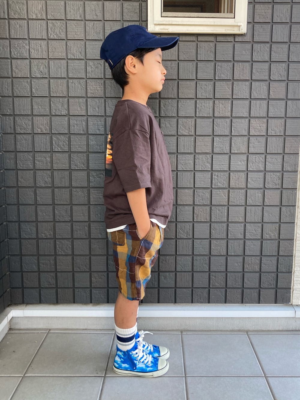 ブラウン系のTシャツ/カットソー、ブラウン系のその他パンツ、ブルー系のスニーカーを着用したキッズの夏コーディネートの3枚目の写真