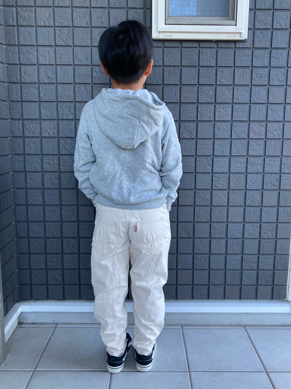 その他のパーカー、ホワイト系のデニムパンツ、ブラック系のスニーカーを着用したキッズの秋コーディネートの5枚目の写真