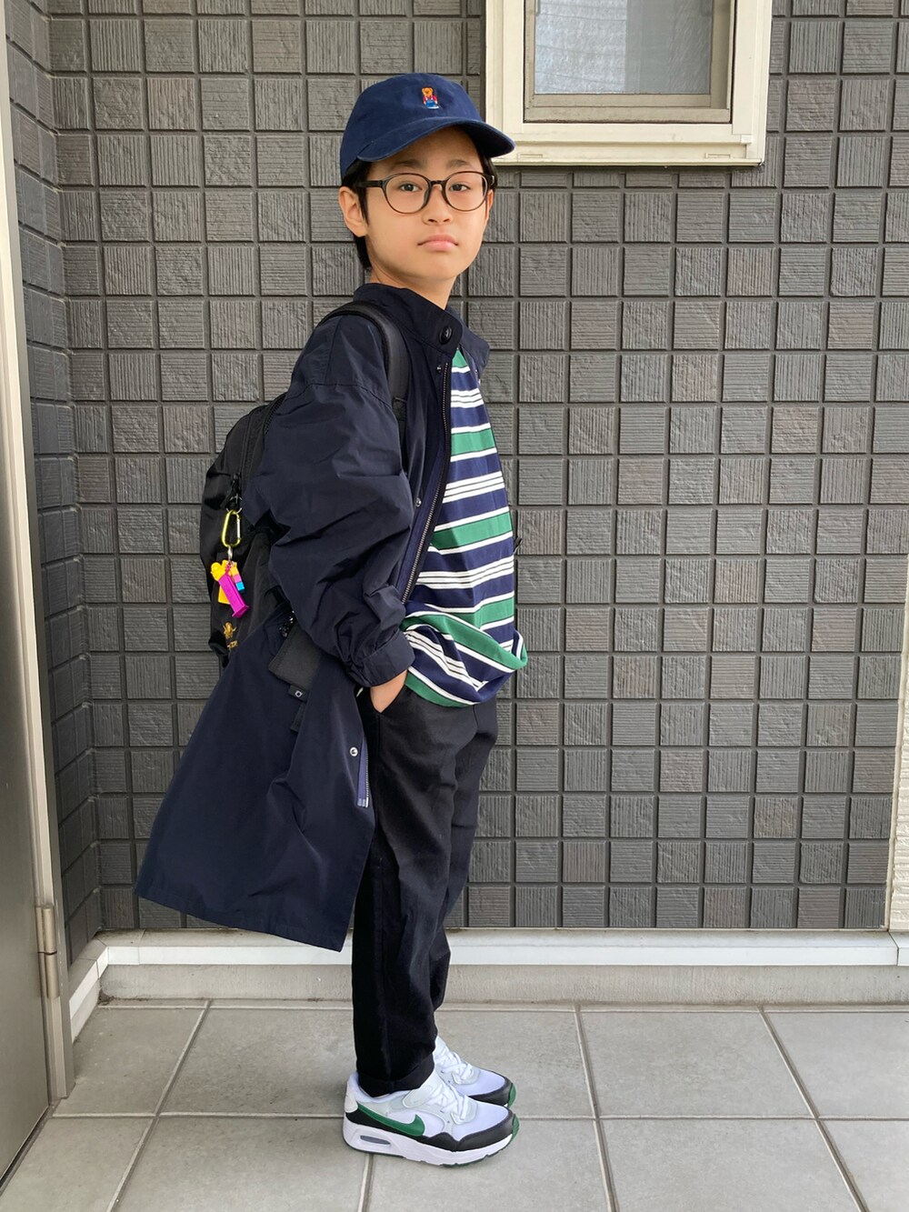 ブルー系のモッズコート、ブルー系のTシャツ/カットソー、ブラック系のその他パンツを着用したキッズの春コーディネートの3枚目の写真