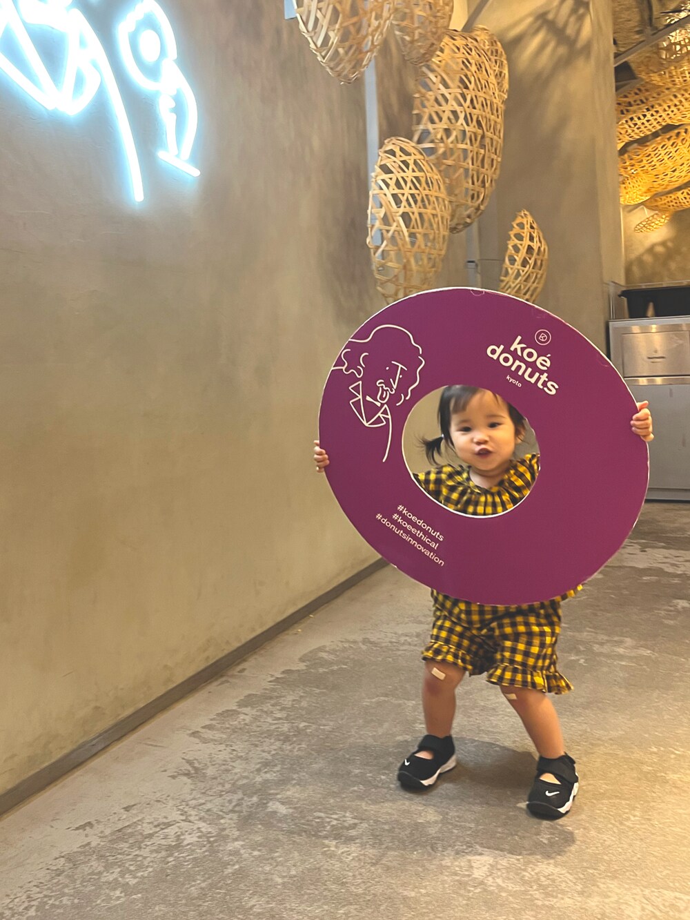 イエロー系のその他パンツ、イエロー系のTシャツ/カットソー、ブラック系のサンダルを着用したキッズの秋コーディネートの2枚目の写真