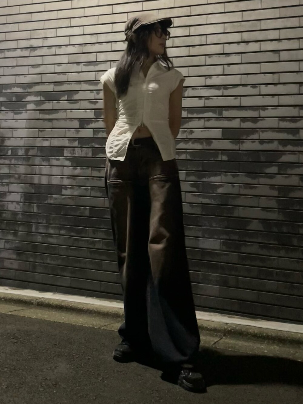 ホワイト系のシャツ/ブラウス、ブルー系のデニムパンツ、ブラック系のローファーを着用したレディースの夏コーディネートの2枚目の写真
