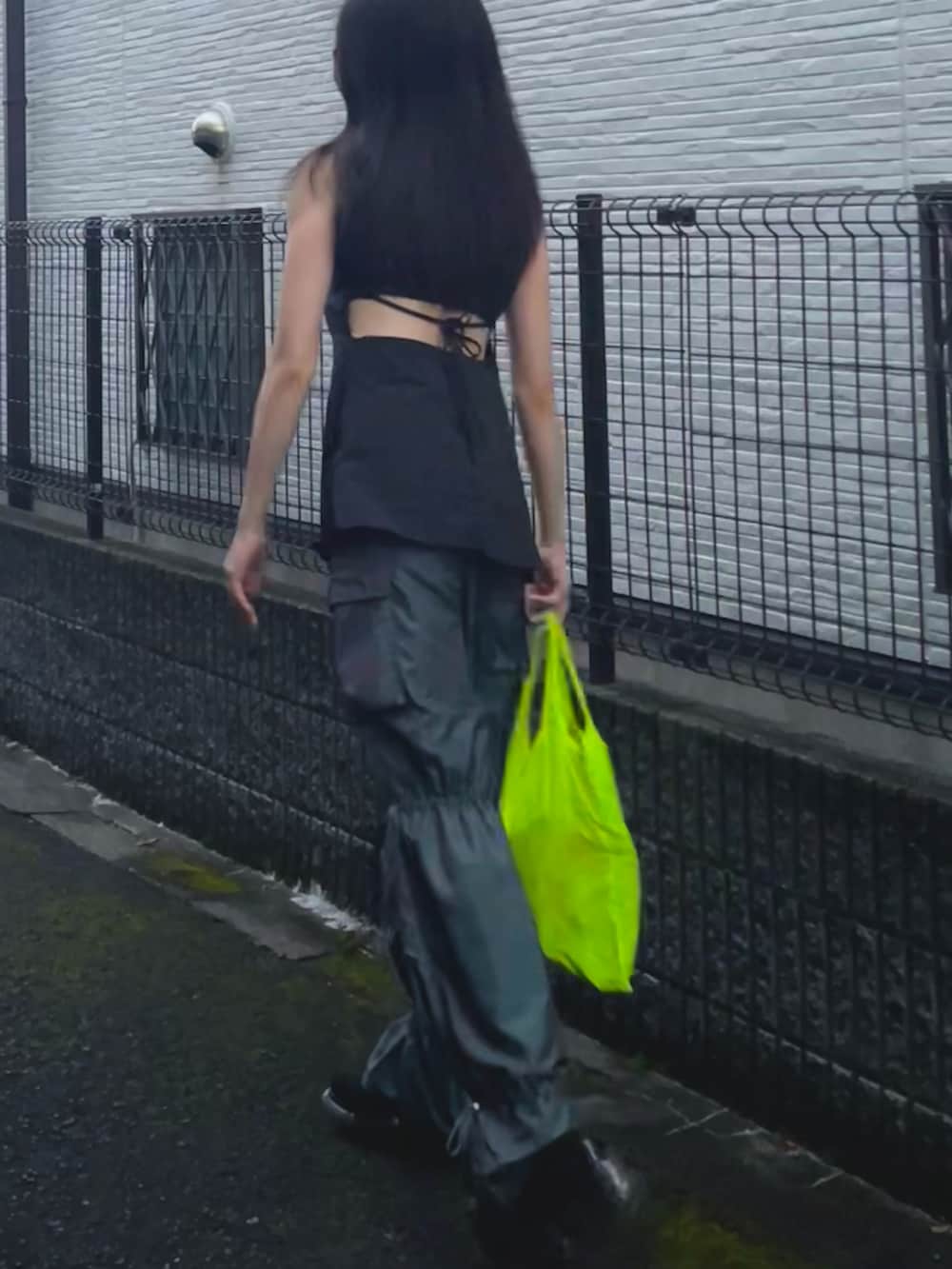 ブラック系のシャツ/ブラウス、グリーン系のその他パンツ、ブラック系のスニーカーを着用したレディースの夏コーディネートの2枚目の写真