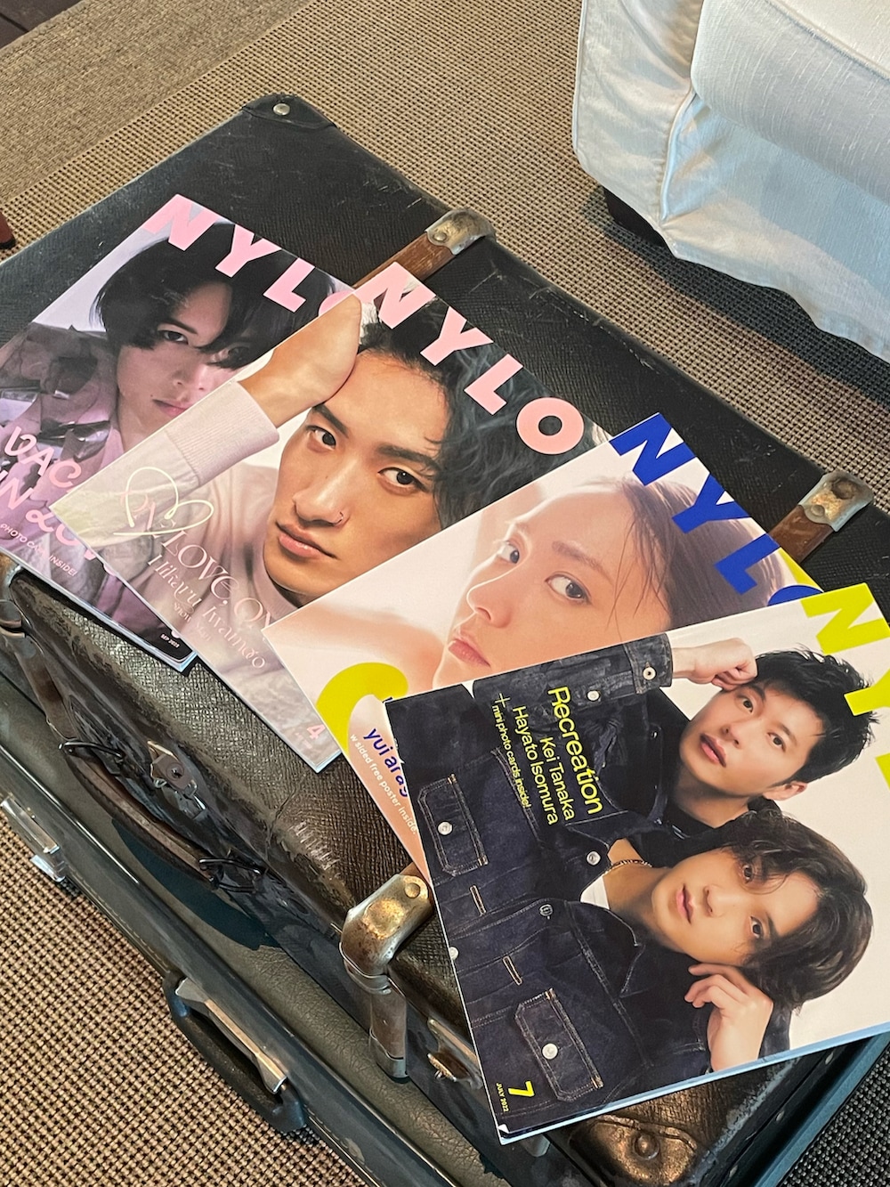 ブラック系のシャツ/ブラウス、ピンク系のショルダーバッグ、ブラック系のバレエシューズを着用したレディースの秋コーディネートの3枚目の写真